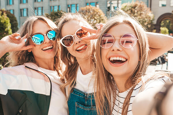 Chicas estudiantes sonrrientes